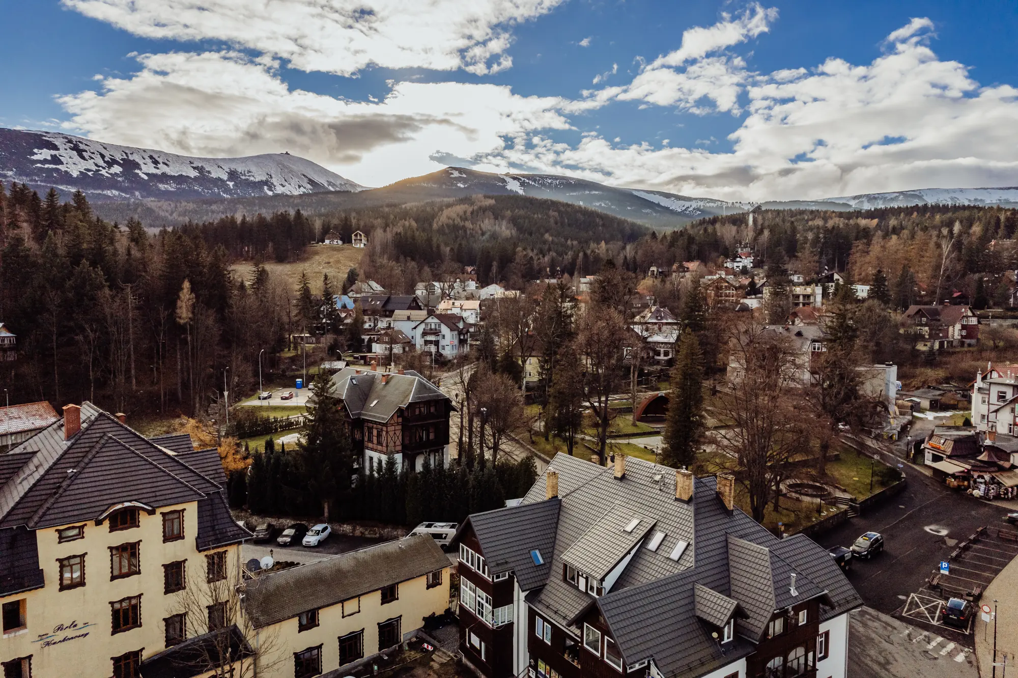 Panorama Karkonoszy z osniezonymi szczytami