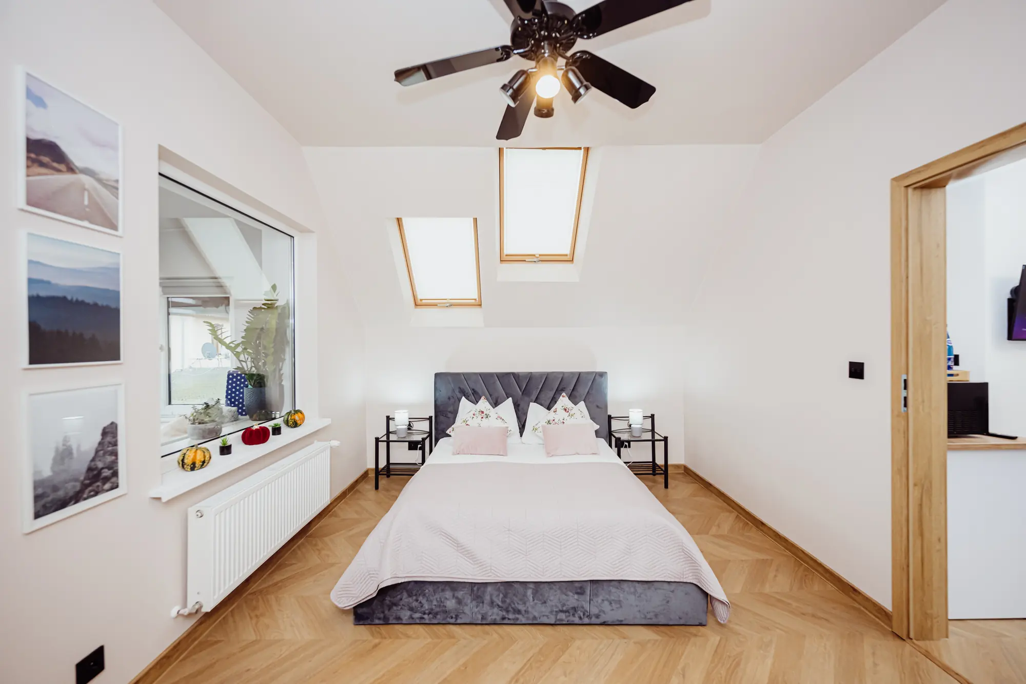 Sypialnia pod skosem w apartamencie Przygoda A2