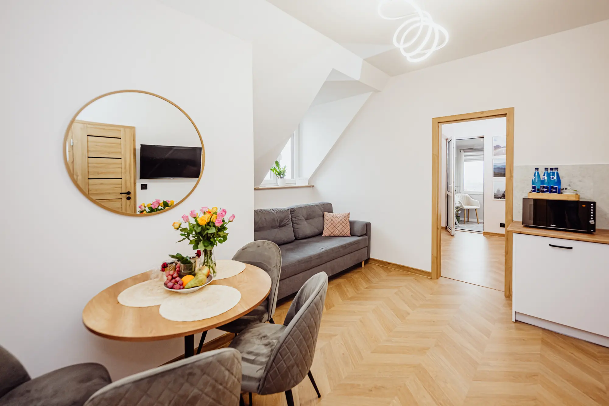 Jasna strefa dzienna apartamentu Przygoda A2