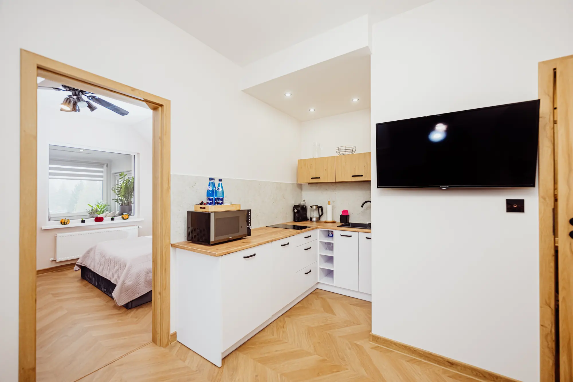 Biała kuchnia w apartamencie Przygoda A2