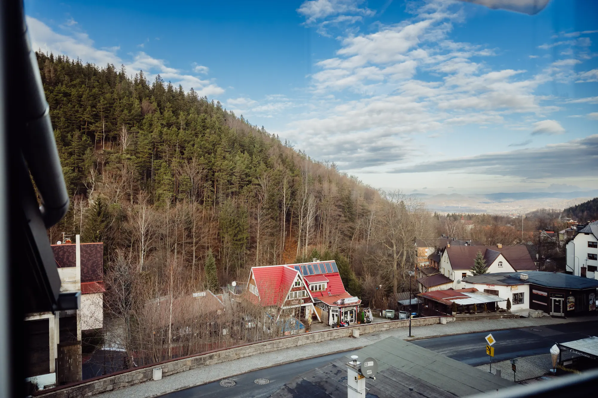 Widok na las i zabudowe Karpacza